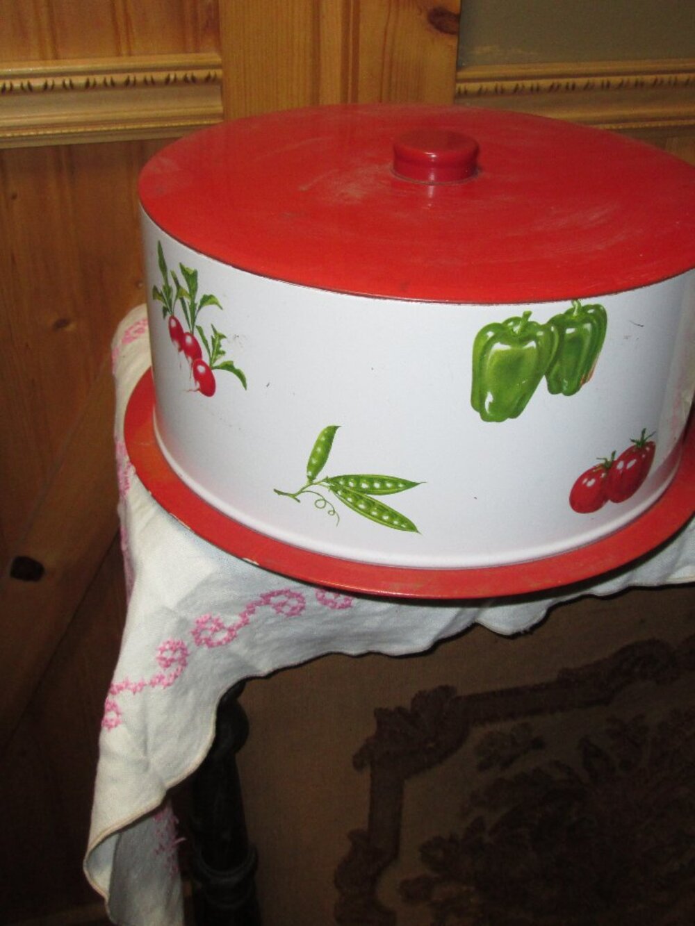Vtg Deco Ware cake carrier garden themed red plate red white carrier